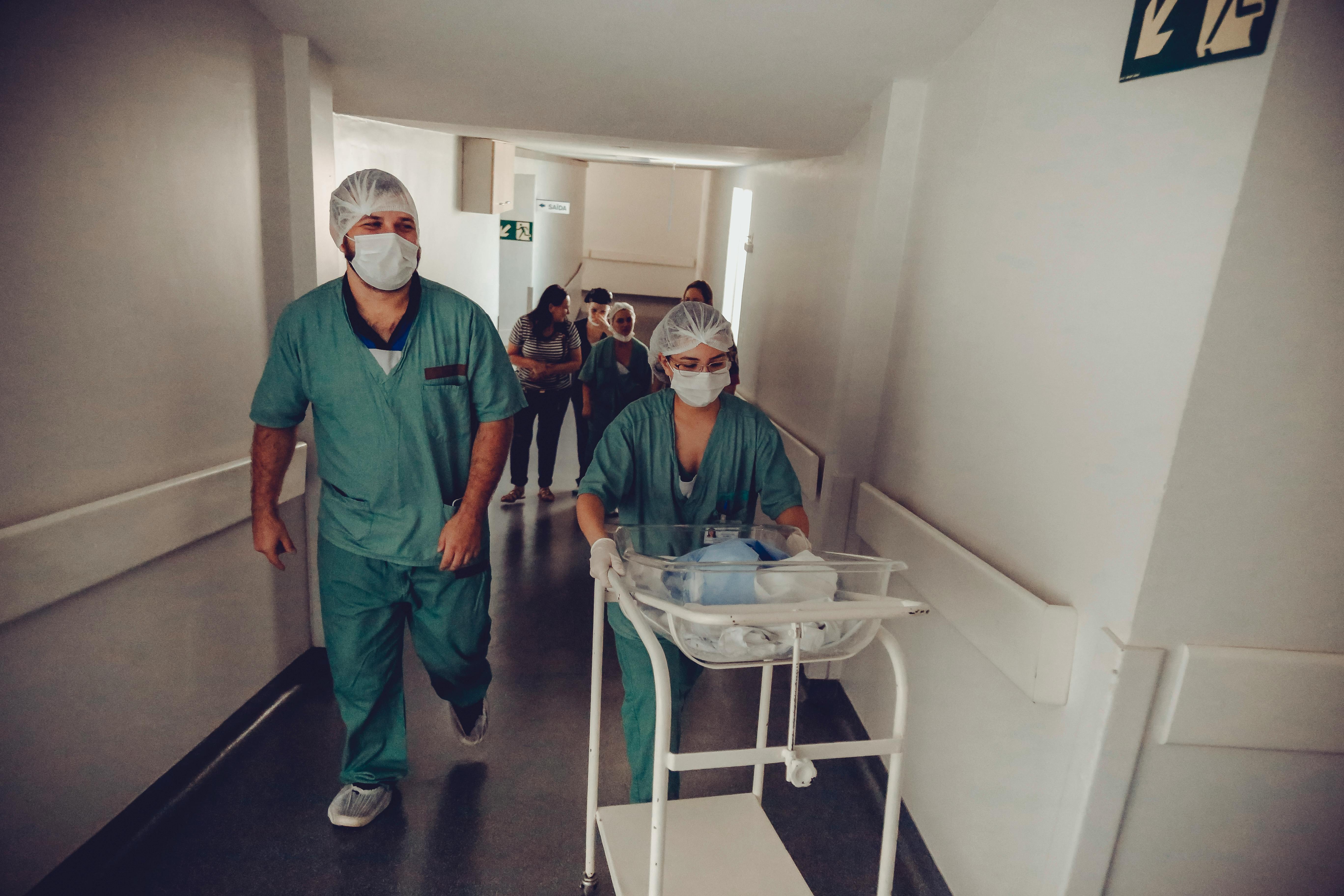 Soignant accompagnant un patient dans un service de soins